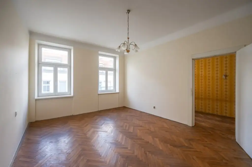 ++NEU++ Sanierungsbedürftige 2-Zimmer ALTBAUWOHNUNG mit Balkon!!