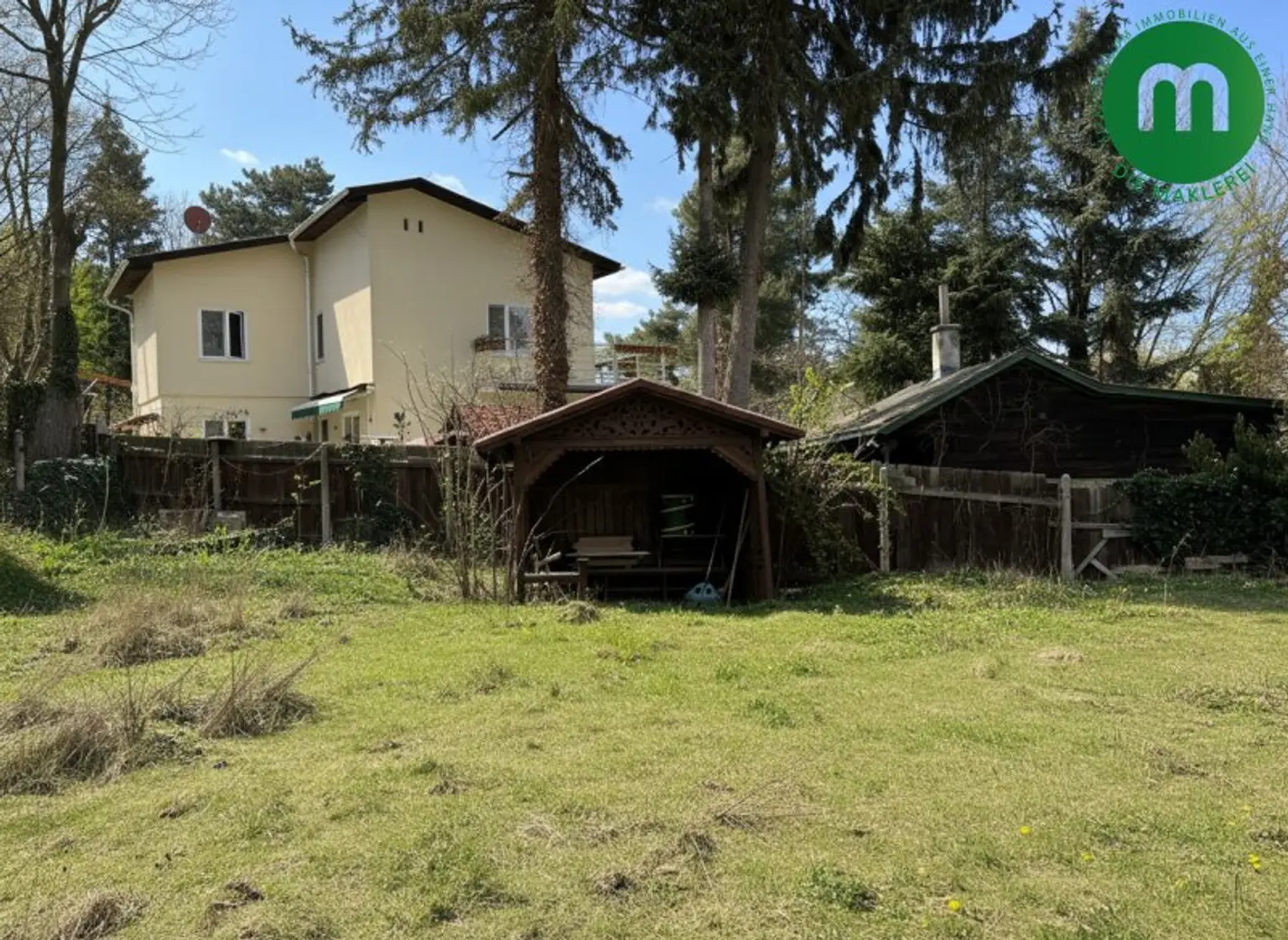 Altbauvilla aus der Jahrhundertwende mit großzügiger Liegenschaft