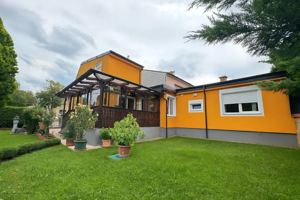 Charmantes Einfamilienhaus mit Einliegerwohnung, Garten und Garage – vielseitig nutzbar