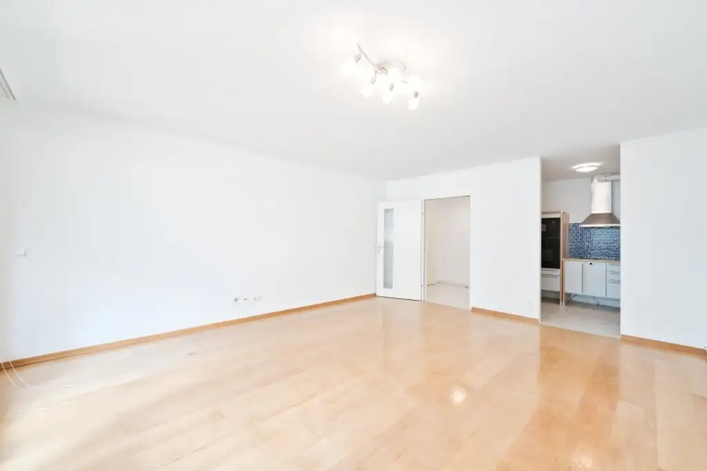Moderne 2,5-Zimmer-Wohnung mit Balkon, Klimaanlage & hervorragender Anbindung