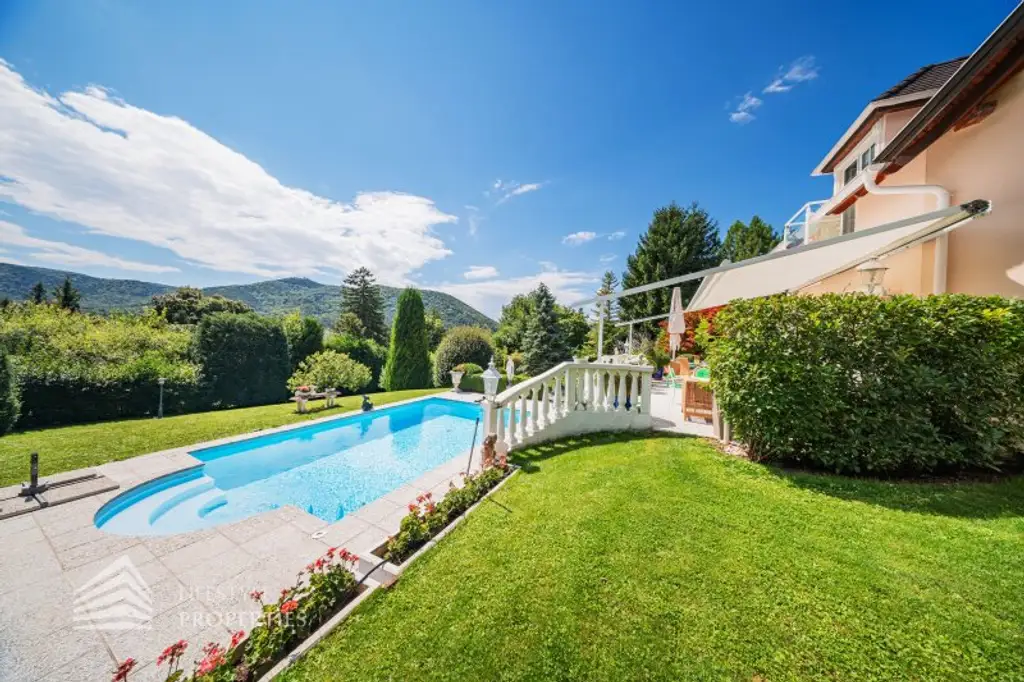 Beeindruckende Villa mit gepflegten Garten und Pool