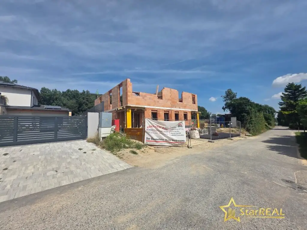 RESERVIERT! 2 HÄUSER VERFÜGBAR! EXKLUSIVES DOPPELHAUSPROJEKT. 5 ZIMMER. ZIEGELHAUS MIT KELLER, BALKON, TERRASSE, CARPORT.