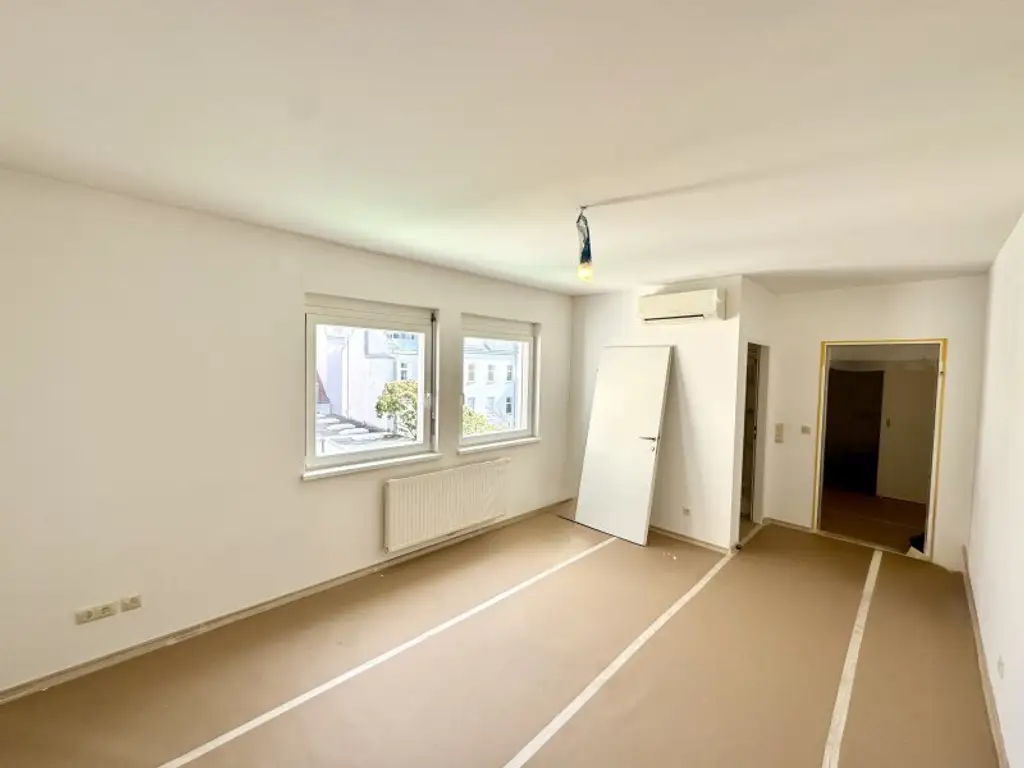 NEU! Lichdurchflutete Maissonette Dachgeschosswohnung mit Dachterrasse im Servitenviertel zu vermieten! Mit Blick auf Stephansdom und Kahlenberg!