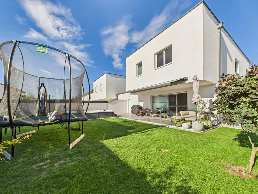 Exklusives Neubauhaus in Marchtrenk – stilvolles Wohnen mit modernster Technik & traumhaftem Garten samt Wellnessbereich