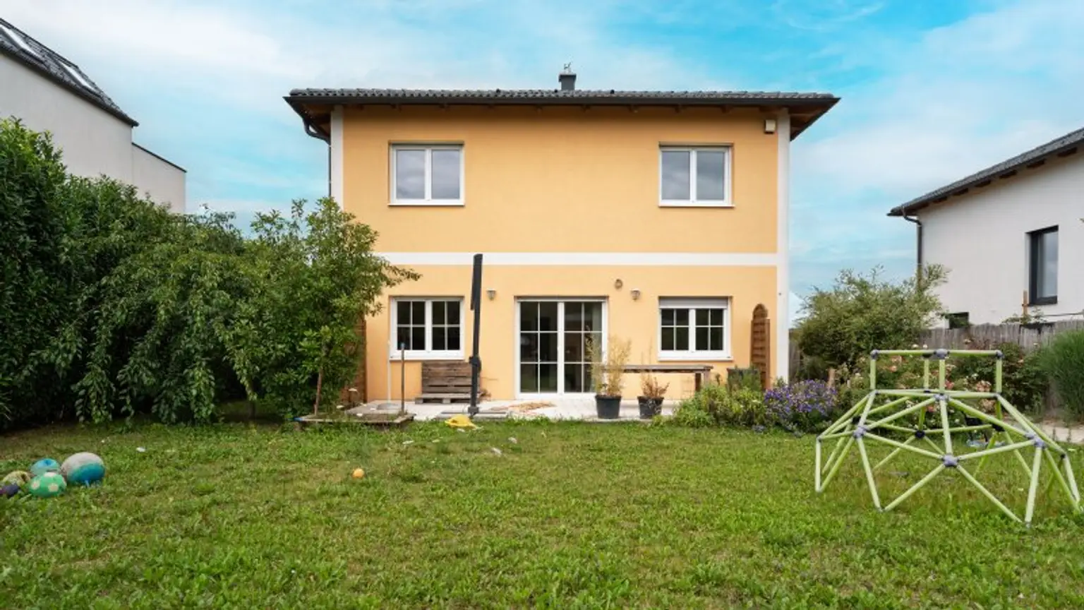 Charmantes Einfamilienhaus mit Nebengebäude und Doppelcarport – Ihr neues Zuhause wartet!