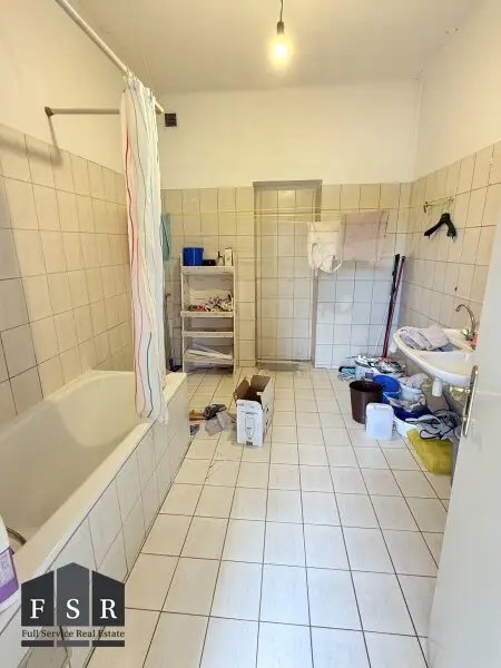 Lichtdurchflutete 4,5 Zimmer Wohnung - SANIERUNGSBEDÜRFTIG & BALKONANBAU möglich
