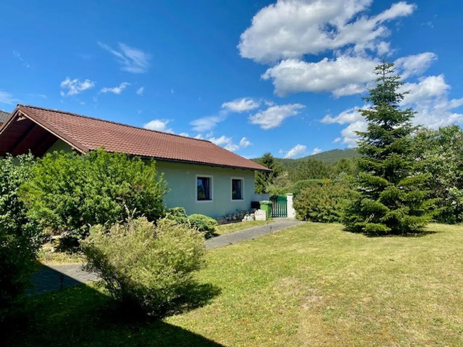 Garagengebäude und Garten bei Eingang