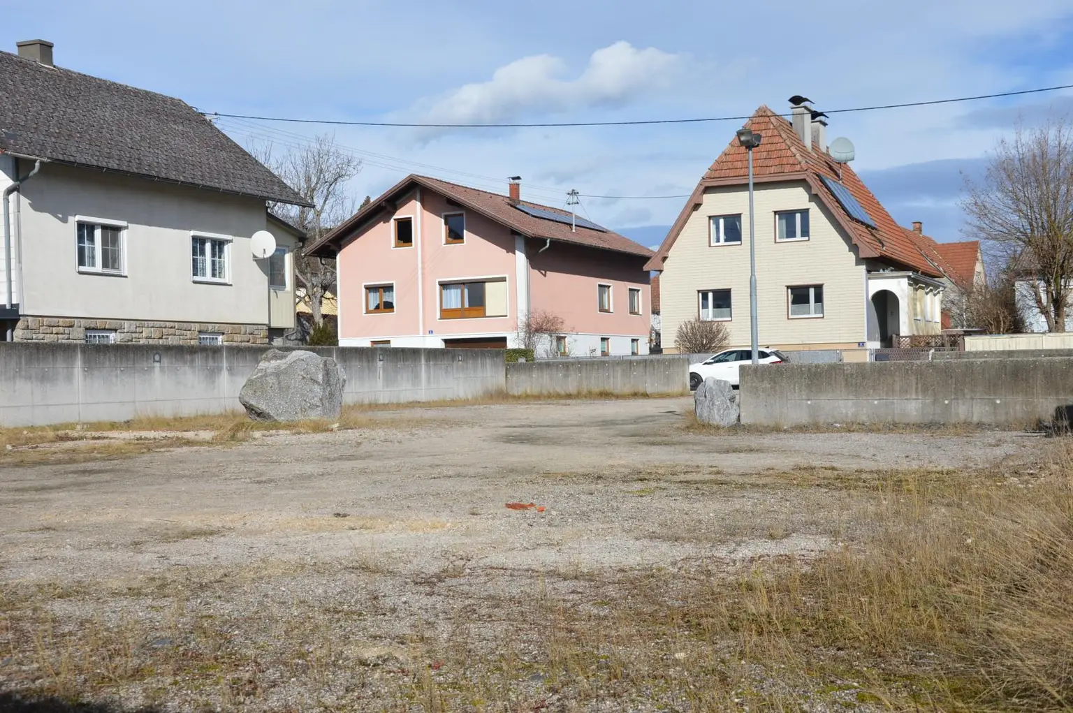 ebener Baugrund mit Betoneinfriedung