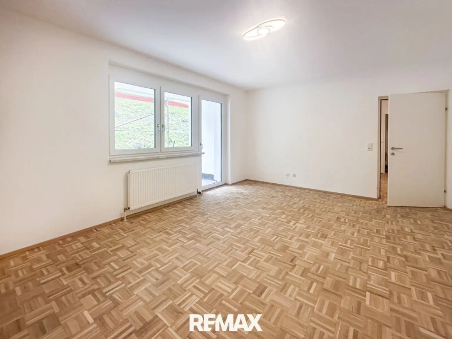 Wohnzimmer mit Ausgang auf die Terrasse