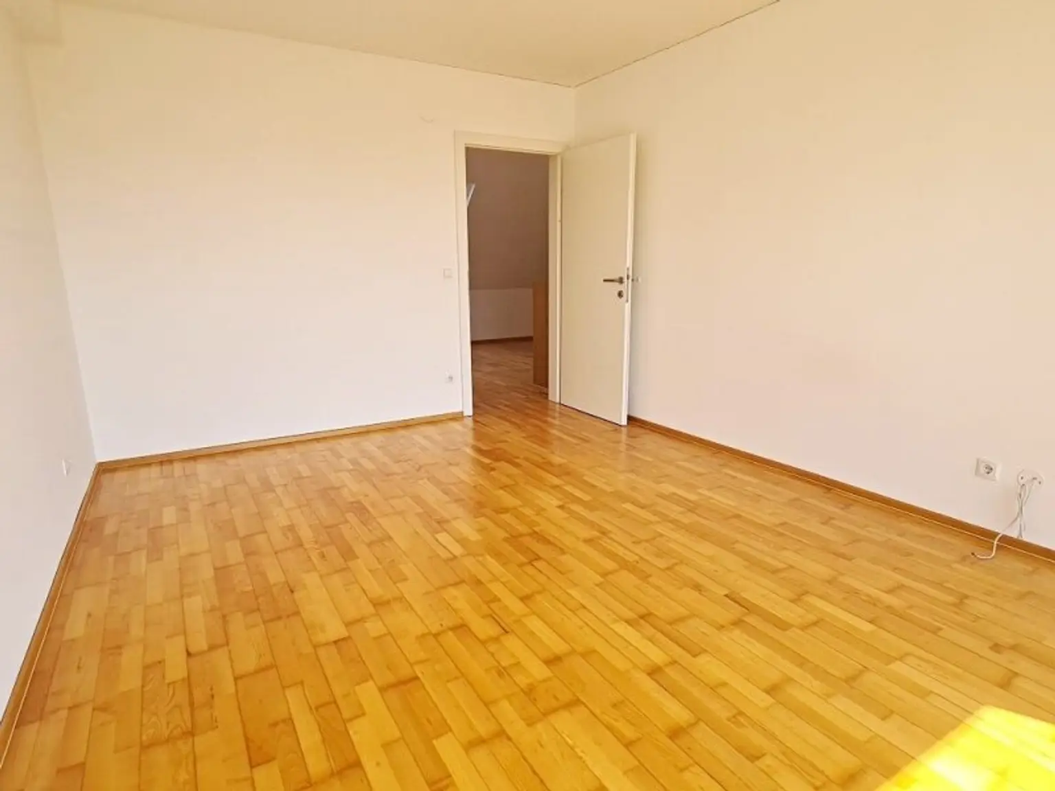 INNSTRASSE, FERNBLICK, unbefristete 97 m2 Dachgeschoß-Maisonette mit Loggia, 2 Zimmer, Komplettküche, Wannenbad, Parketten, gefördert