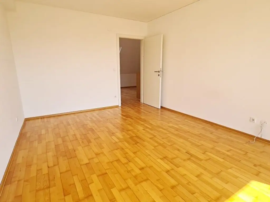 INNSTRASSE, FERNBLICK, unbefristete 97 m2 Dachgeschoß-Maisonette mit Loggia, 2 Zimmer, Komplettküche, Wannenbad, Parketten, gefördert