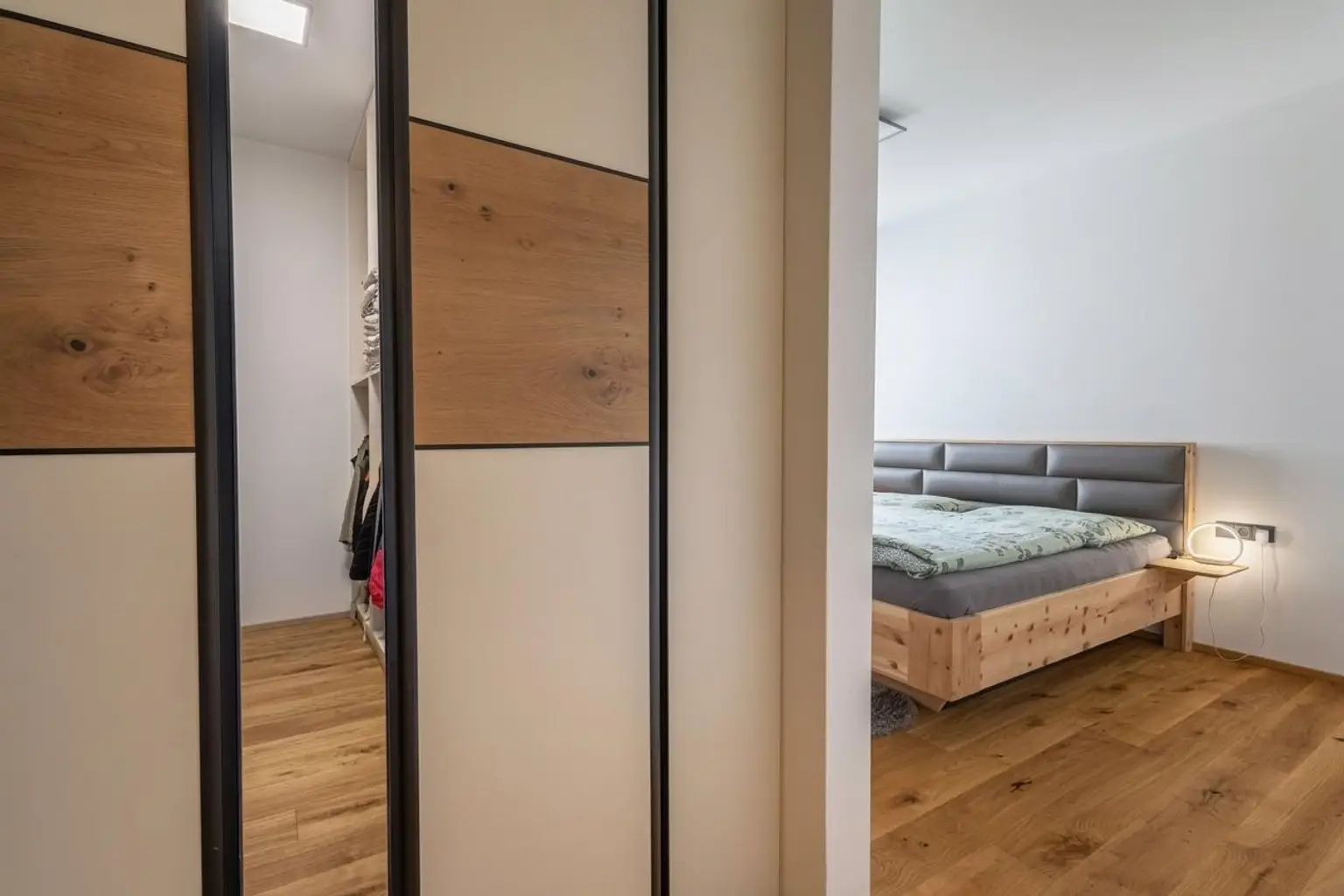 Schlafzimmer mit Ankleideraum