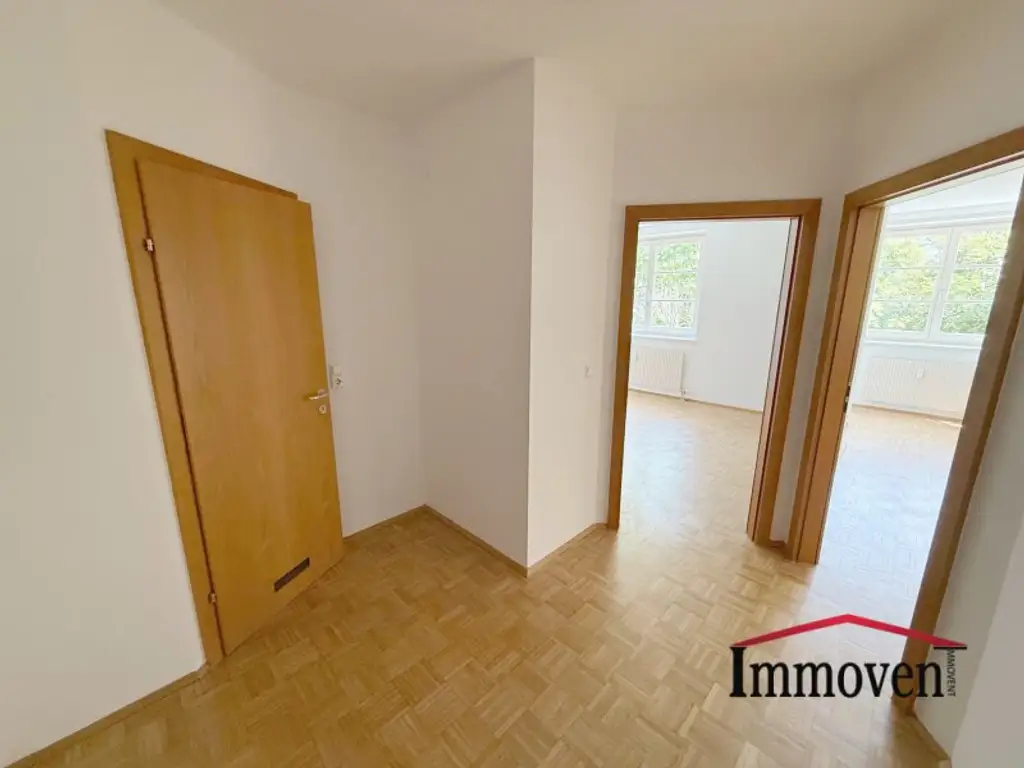 UNBEFRISTET - Helle, sanierte 2-Zimmerwohnung mit schönem Ausblick!