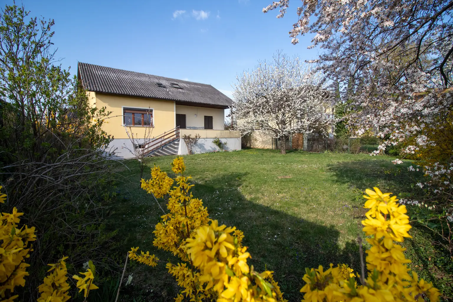 NEUE PREIS! - CHARMANTES; SANIERTES EINFAMILIENHAUS mit 6 ZIMMERN, KELLER, GARTEN, DOPPEL-GARAGE und CARPORT