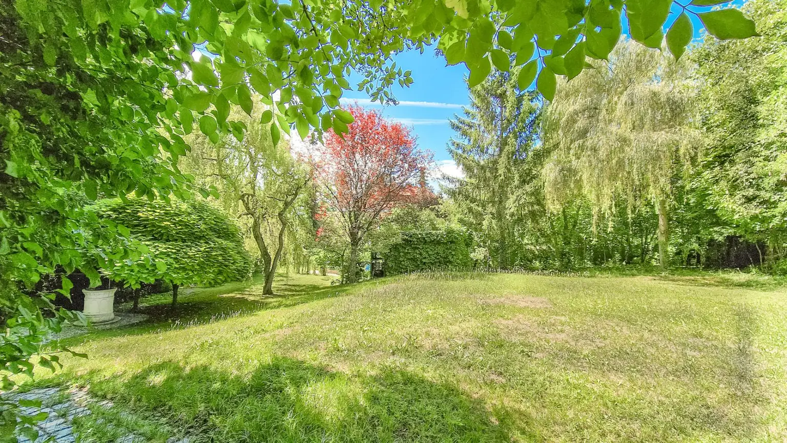 Grüne Oase in Prestige-Lage, Stilvilla mit ca. 1.600 m² Grund, Gästehaus, 2 Garagen und großem Pool