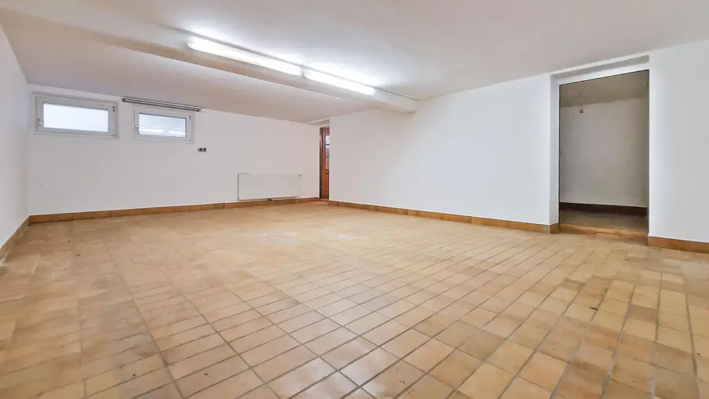 Grüne Oase in Prestige-Lage, Stilvilla mit ca. 1.600 m² Grund, Gästehaus, 2 Garagen und großem Pool