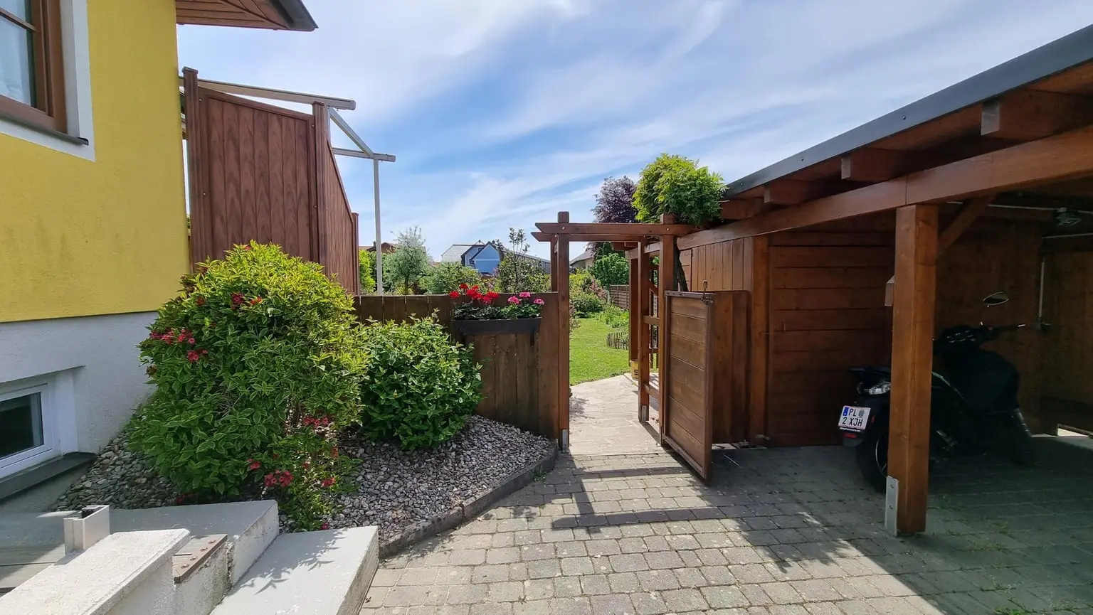 Charmanter Bungalow mit großem Garten, Photovoltaik & Teichanlage