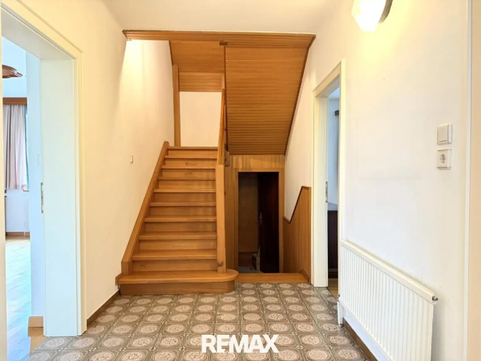 10 EG Vorzimmer Treppe