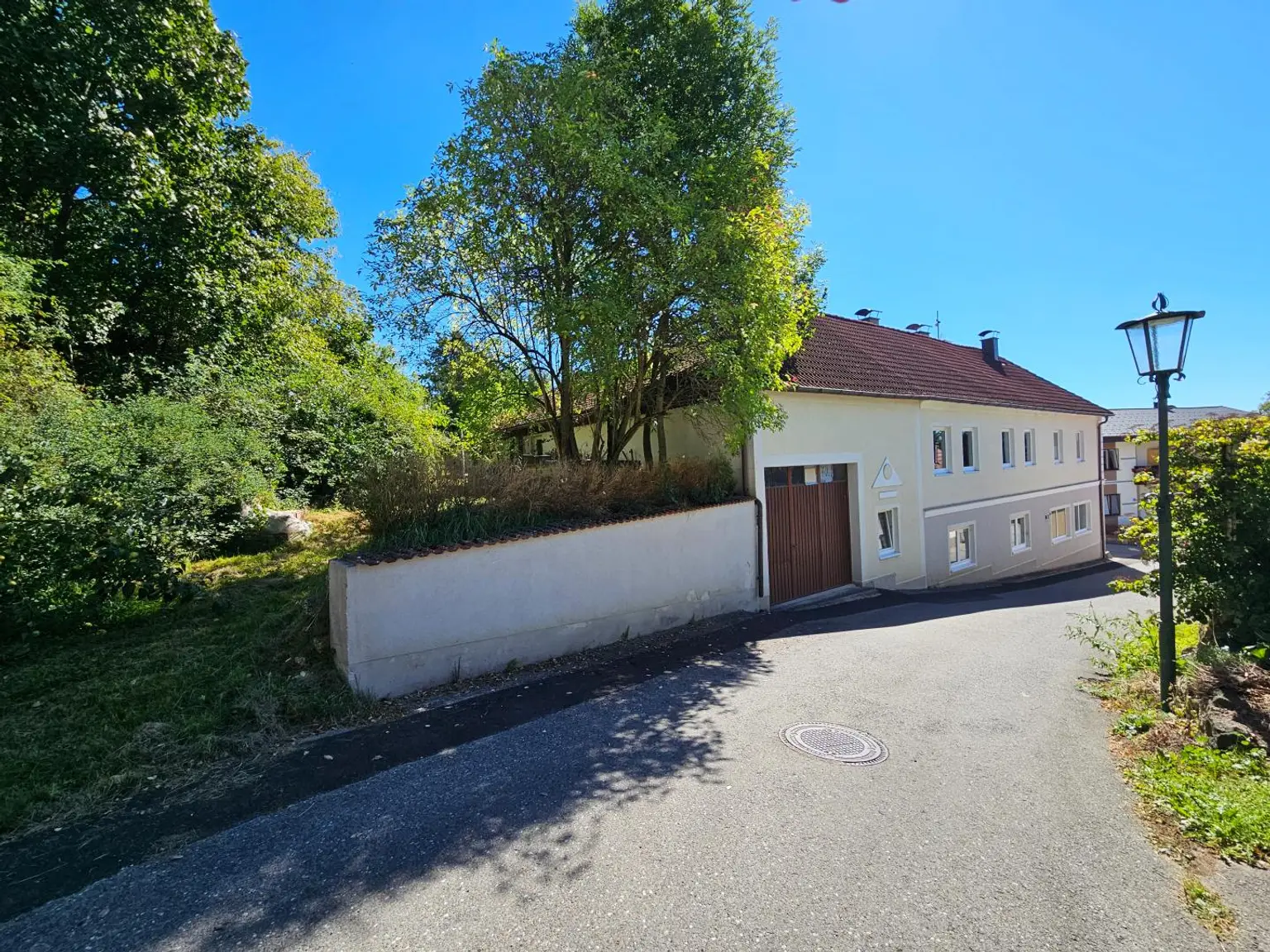 Großzügiges Wohnhaus mit großem Wirtschaftsgebäude und Schlossblick