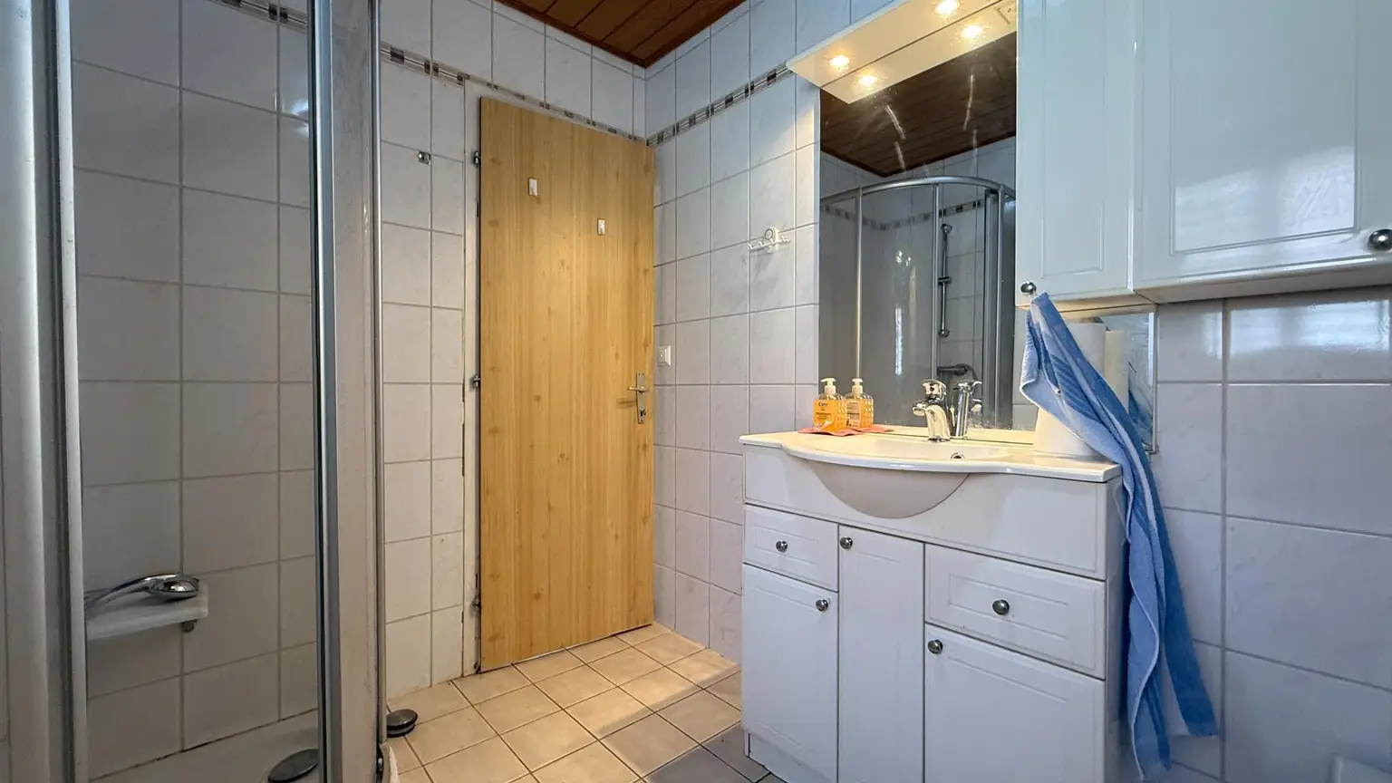 Badezimmer mit Dusche