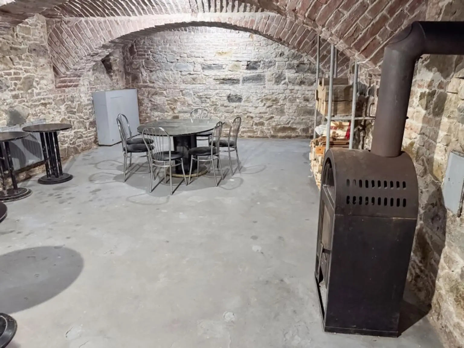 Büro / Ordination im Erdgeschoss mit Terrasse! 95,70 m2 Vier separate Räume mit 47 m2 Kellerfläche! Nähe Thaliastraße!