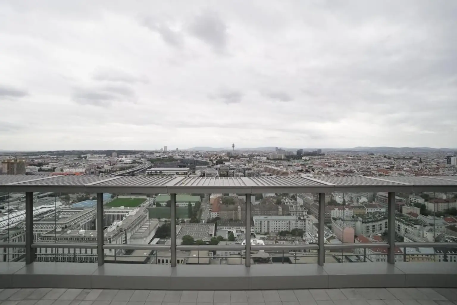 2 Zimmer + Balkon im TRIIIPLE! VIDEOBESICHTIGUNG!