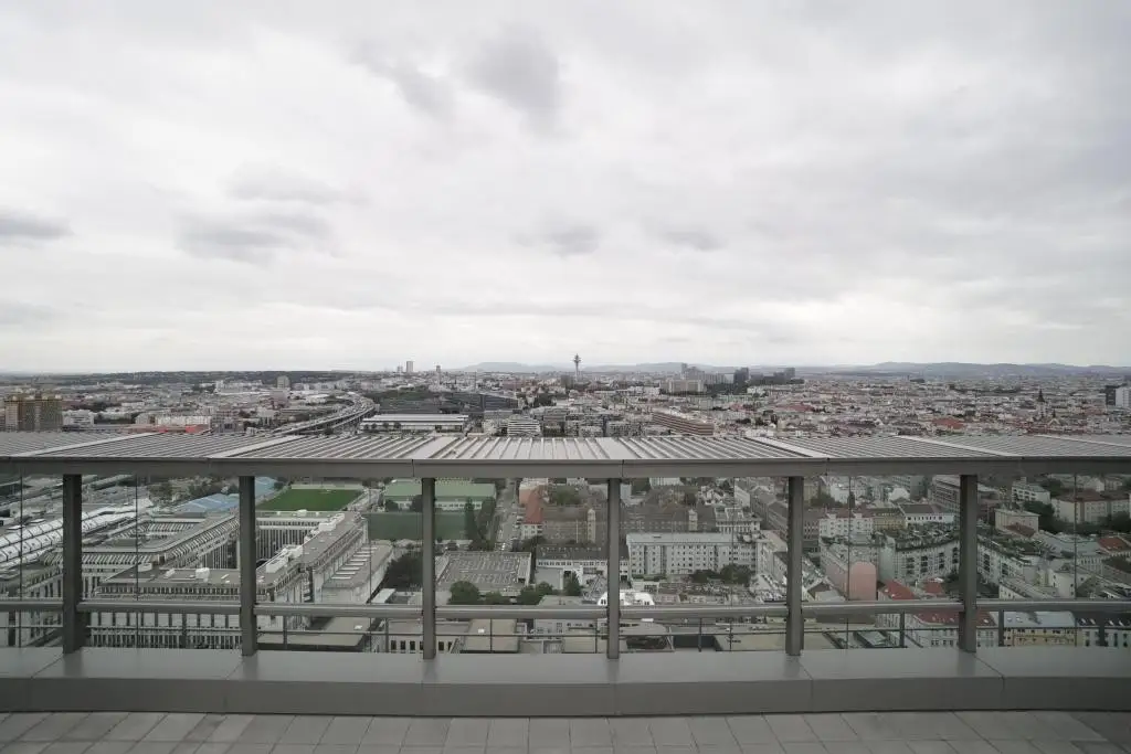 2 Zimmer + Balkon im TRIIIPLE! VIDEOBESICHTIGUNG!