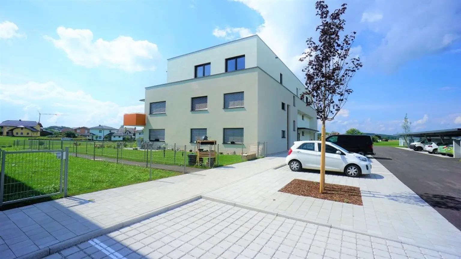 Beeindruckende 3 Zimmerwohnung mit großer Dachterrasse, Carportplatz und Stellplatz