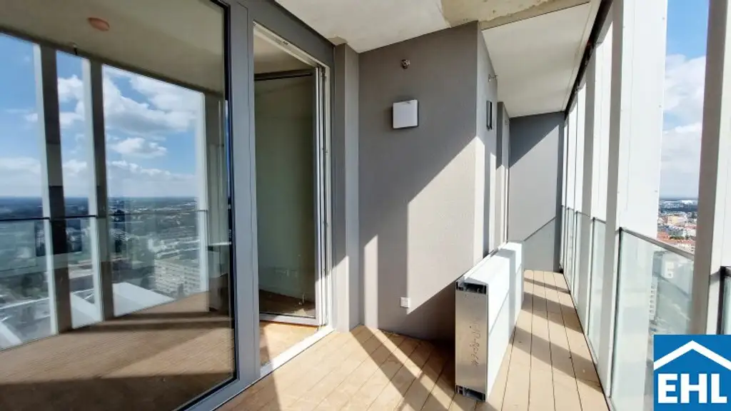 Wohnen mit Skyline-Flair – Rooftop Pool & Fitness bei der U1