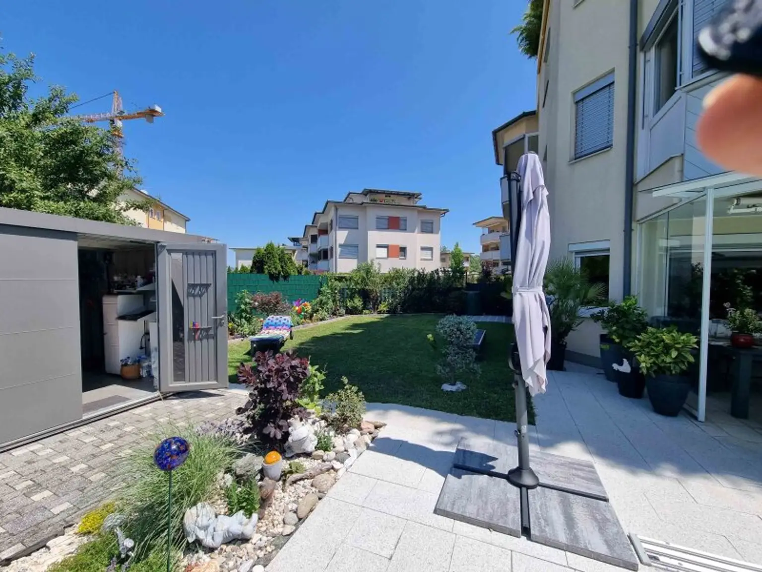 Traumhafte und neuwertige 3 Zi Gartenwohnung mit 220m² Eigengarten und Massiv-Pool in Waidmannsdorf mit Tiefgarage