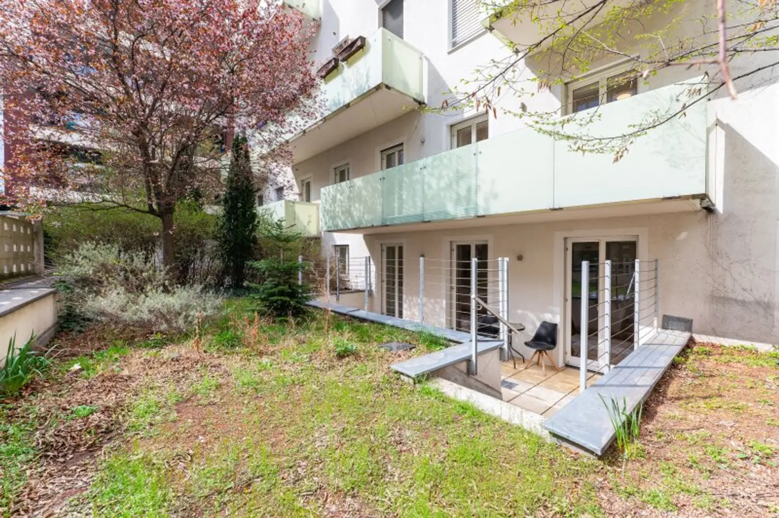 Eleganter Wohntraum mit Eigengarten in Botschaftsviertel mit Parkplatzmöglichkeit