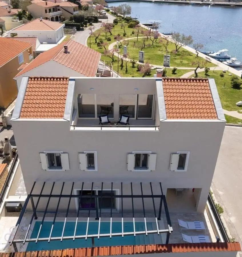Prime Seafront Villa bei Zadar –Exklusivität am Meer mit Renditepotenzial