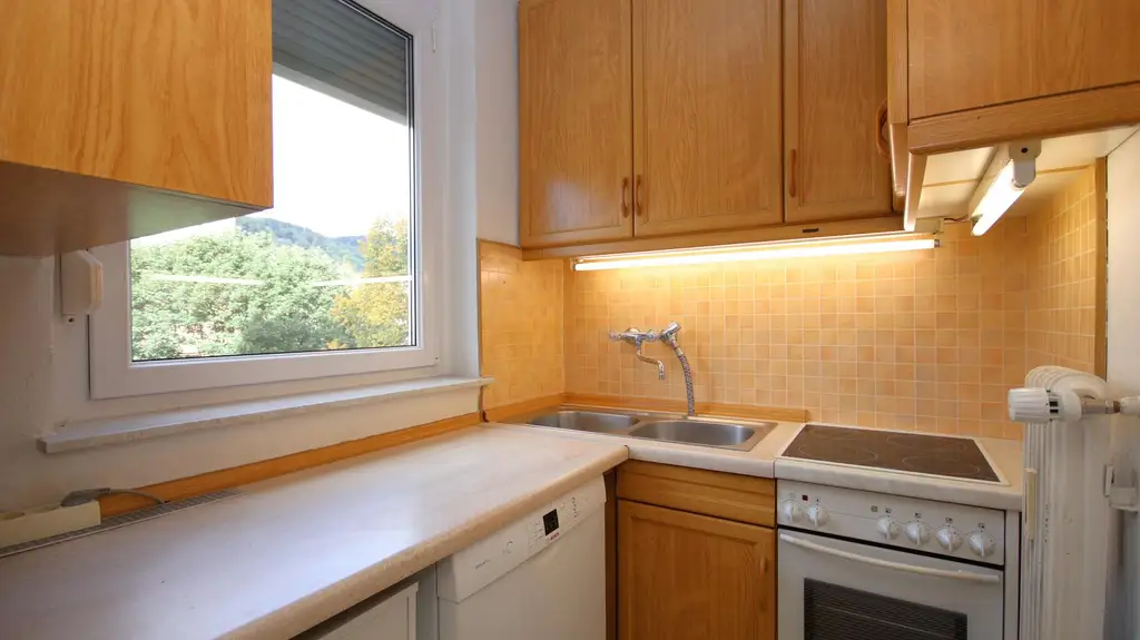 Sanierungsbedürftige 2- Zimmer-Wohnung mit Balkon