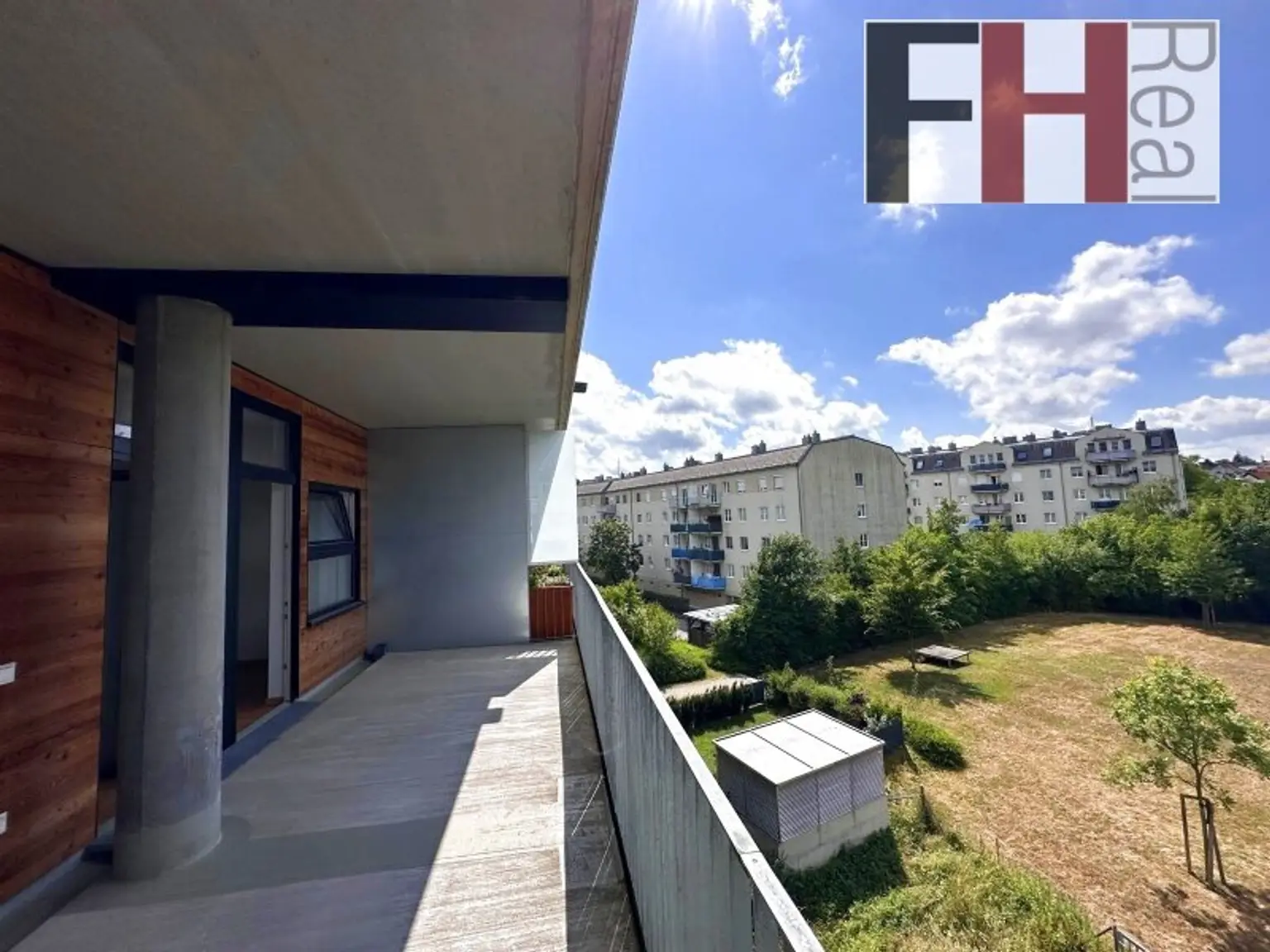 Helles, modernes Apartment mit großer Loggia und Parkplätzen