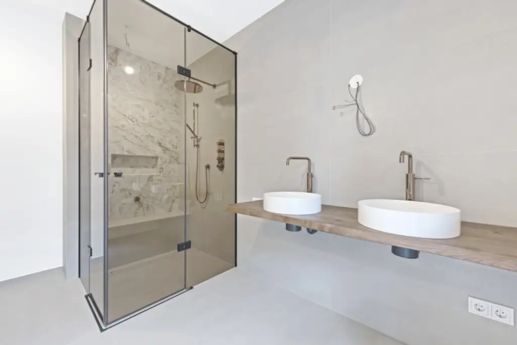 EXKLUSIVE GARTENWOHNUNG IN HIETZING MIT SALZWASSER-POOL UND SAUNA