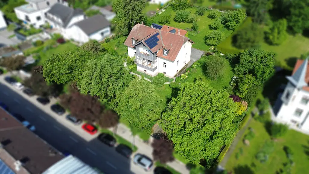Charmante Altbauvilla mit WOHNRECHT und eindrucksvoller Grünfläche