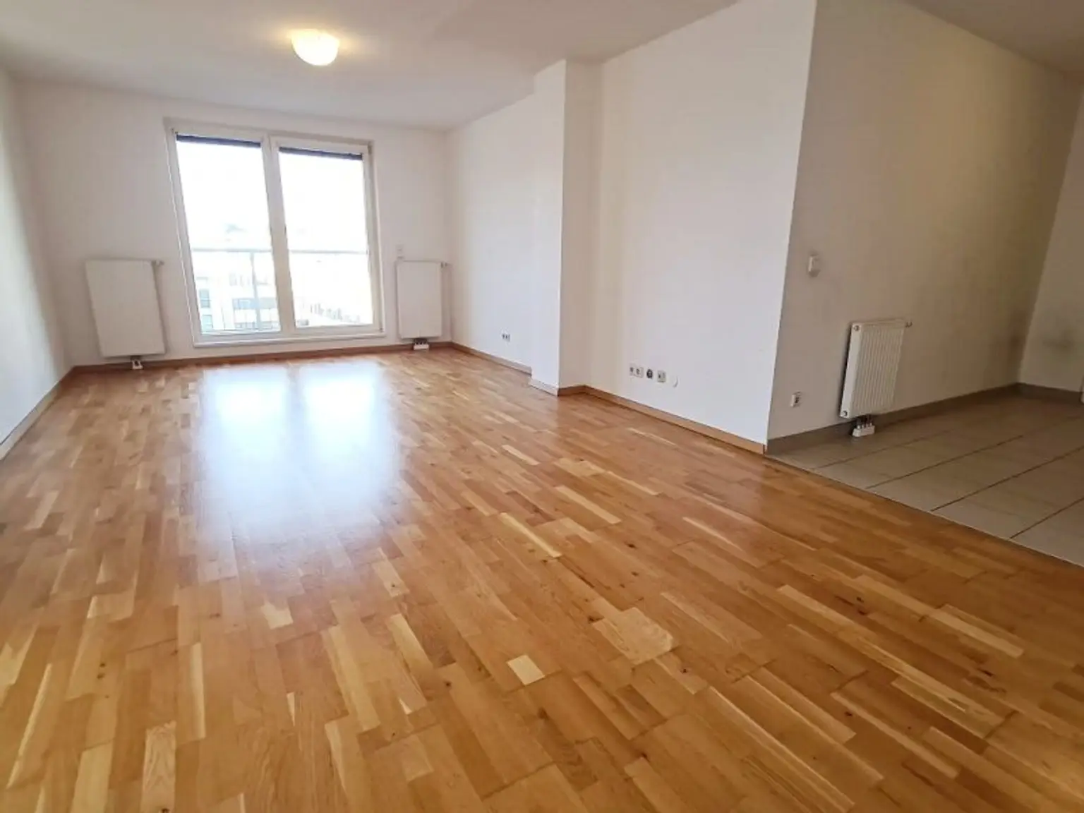 DACHGESCHOSS, gepflegte 103 m2 Neubau mit Loggia und Balkon, Wohnküche, 3 Zimmer, Wannenbad, Parketten, Holbeingasse
