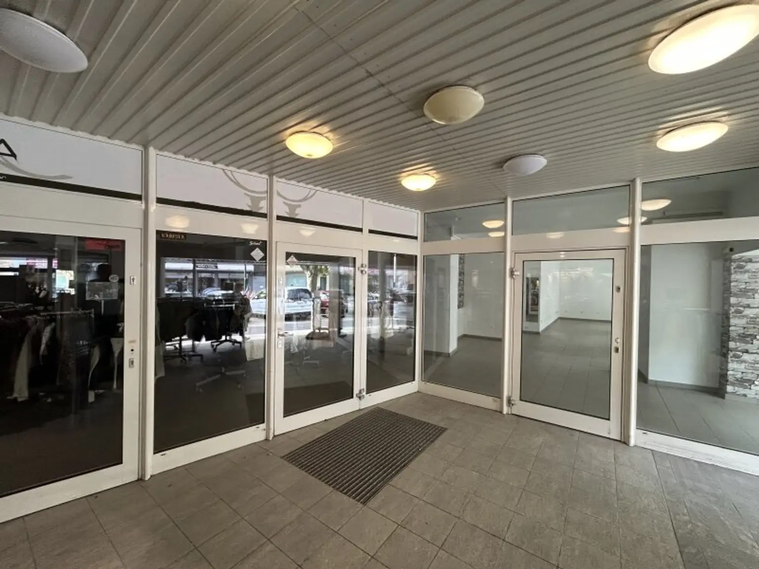 +++ Großzügiges Geschäftslokal zur Miete – direkt am Hauptplatz, Kirchschlag in der Buckligen Welt +++