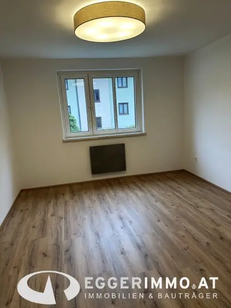 5710 Kaprun: Newly renovated 3-room apartment in a quiet location in Kaprun, near the center, available for rent from November 2025. Parking space available!