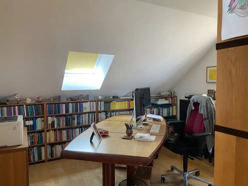 2 Häuser mit Nebengebäuden und Garten