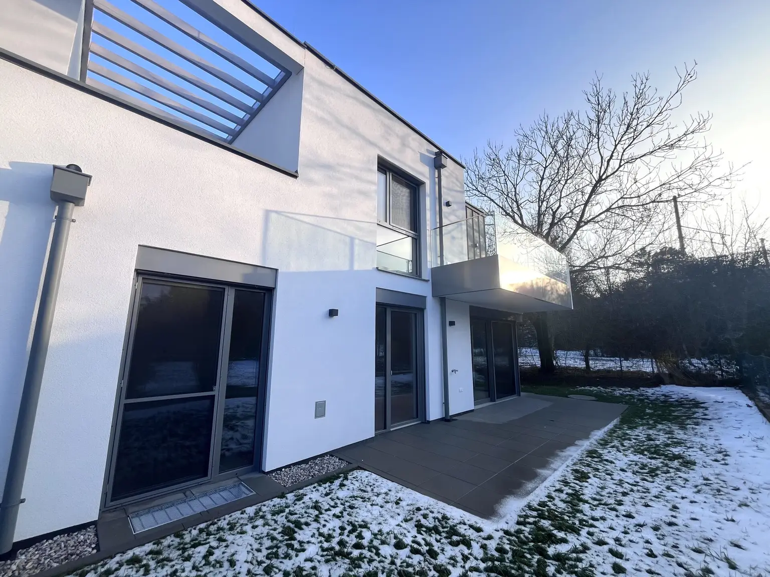 Erstbezug !!! Traumhafte Doppelhaushälfte -  mit 5 Zimmern, Garten, Wohnkeller und Stellplätzen!