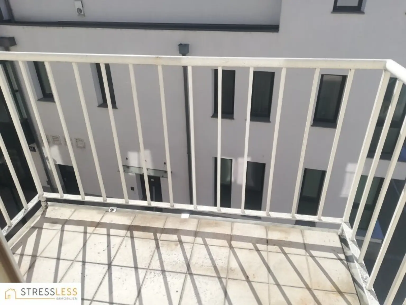 Licht durchflutete 3 Zimmer Wohnung mit verglaster Loggia und kleinem Balkon in zentraler Ruhelage von Korneuburg