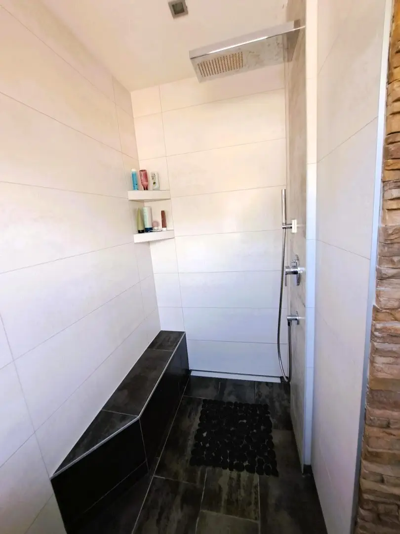 Wohnjuwel mit 2 Wohnungen (ca. 290 m² Wfl.), 2 Terrassen, Gartenareal mit Pool & Poolhaus - Neuzeug