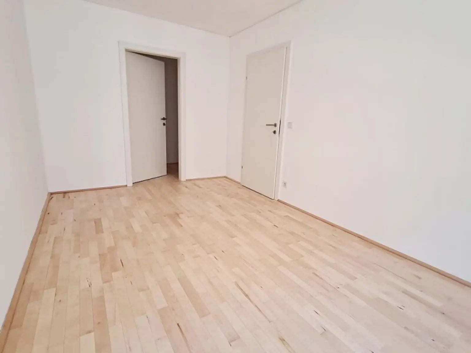 HÖRLGASSE BEIM SCHLICKPLATZ, gepflegte 45 m2 Neubau, 2 Zimmer, Komplettküche, Duschbad, Parketten, 2. Liftstock