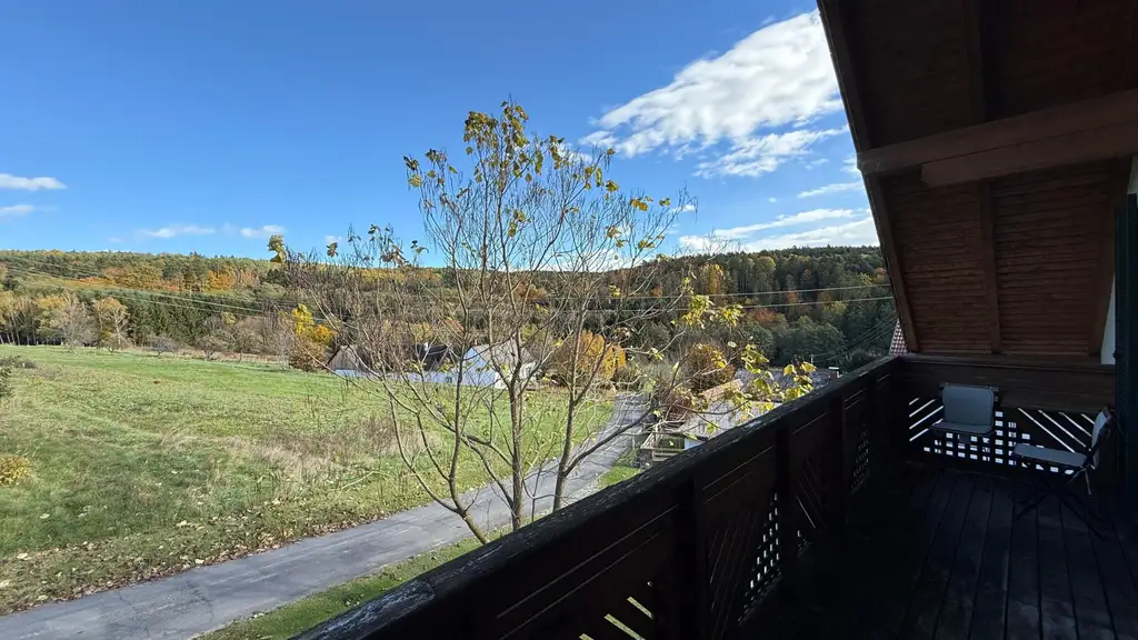 Bezugsfertiges Fertigteilhaus auf einem sonnigen Grundstück