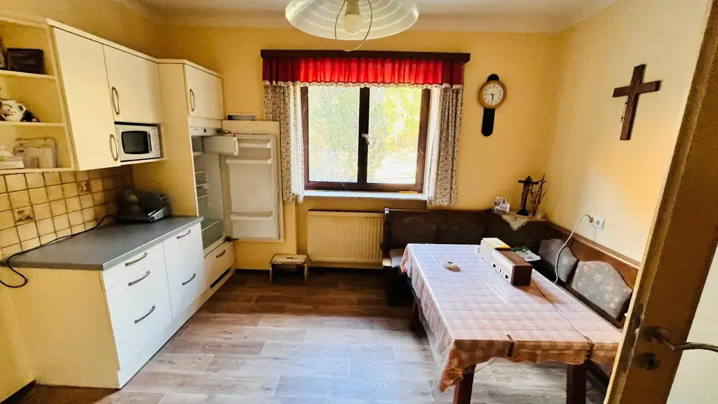 Haus in idyllischer, ruhiger Lage mit großem Nebengebäude und Ausbaumöglichkeiten!
