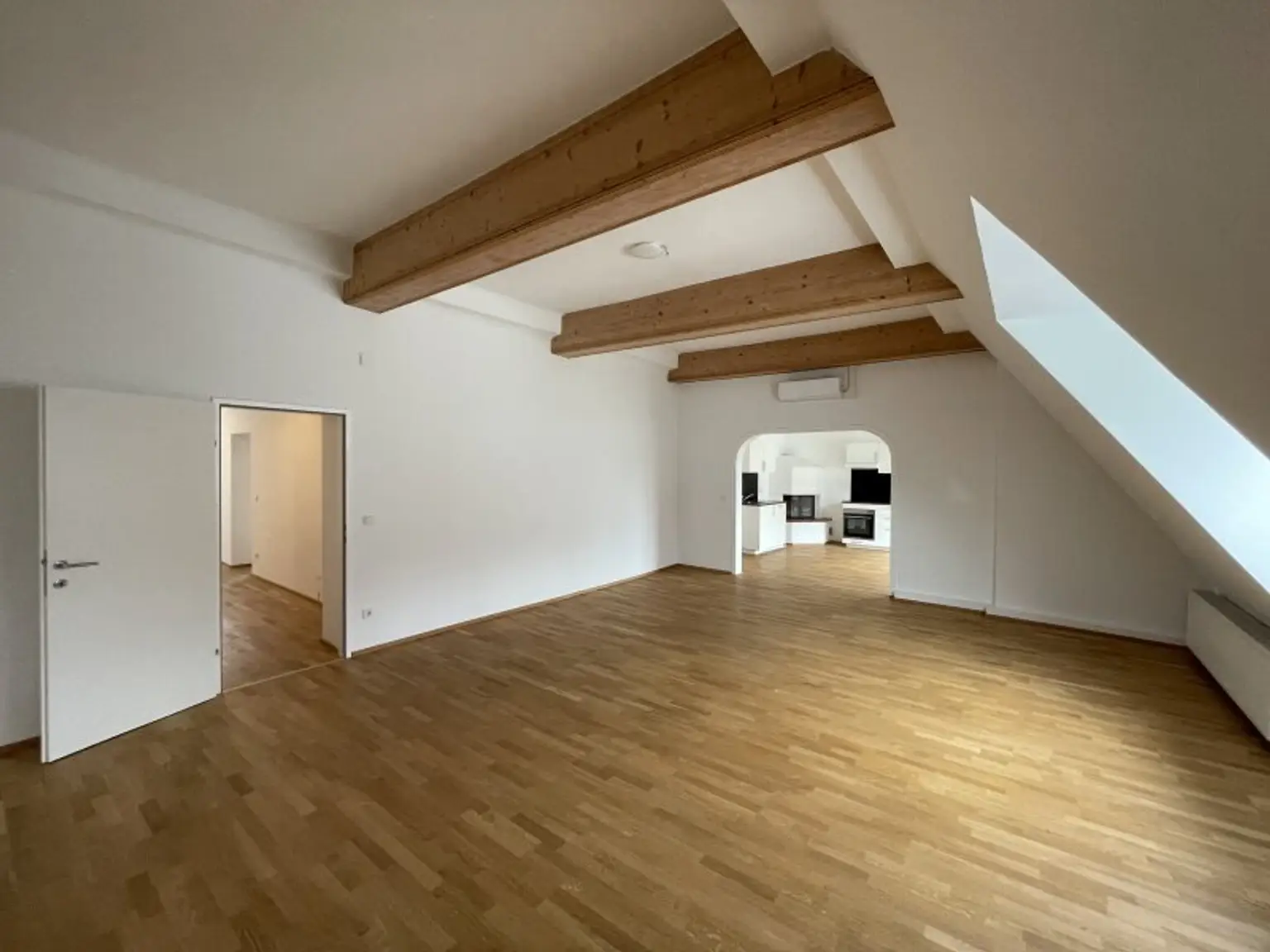 LOFTARTIGE DACHGESCHOSS-WOHNUNG -- 5 ZIMMER -- BALKON/RUHELAGE/KLIMA/U-BAHN -- UNBEFRISTET!