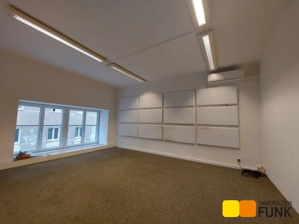 Attraktives Büro mit eigener Garage und zusätzlicher Lagerfläche