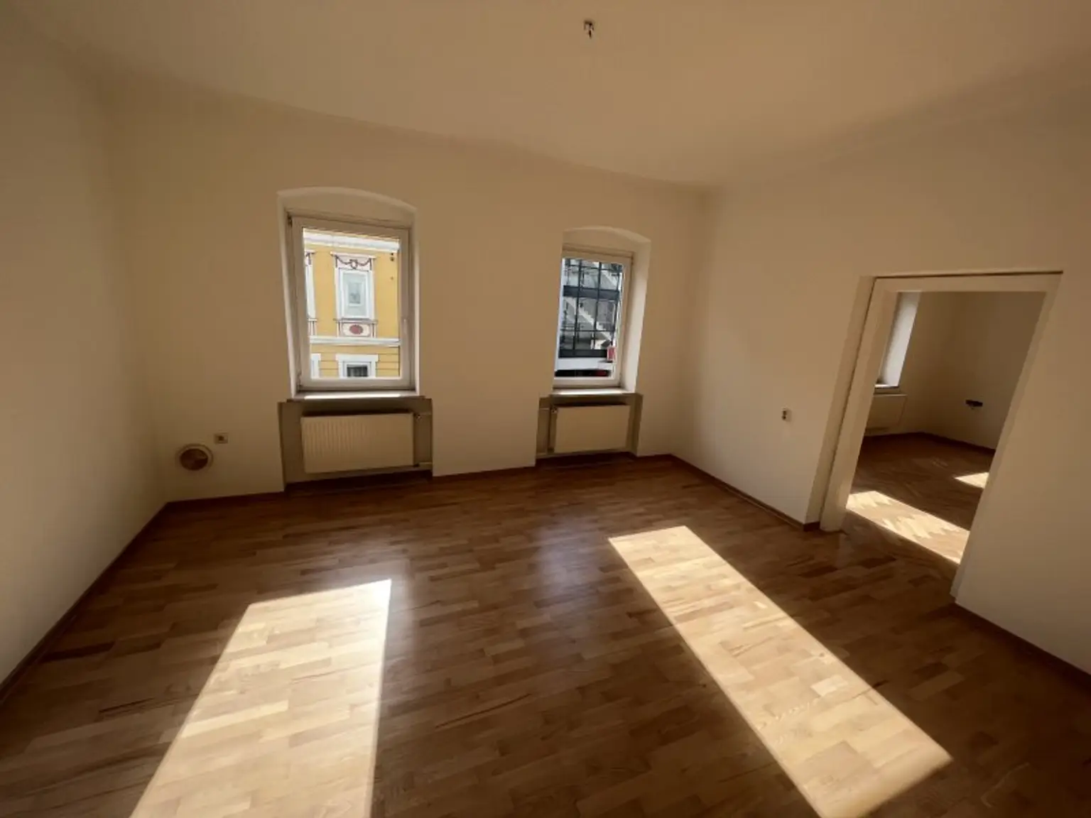 Attraktive Büro/Praxis in Wels: 7 Zimmer, Terrasse, Garage & Stellplätze! Ideal für Profis!