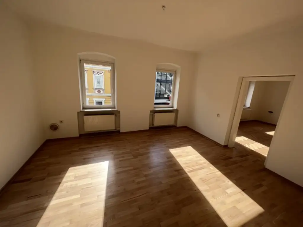 Attraktive Büro/Praxis in Wels: 7 Zimmer, Terrasse, Garage & Stellplätze! Ideal für Profis!